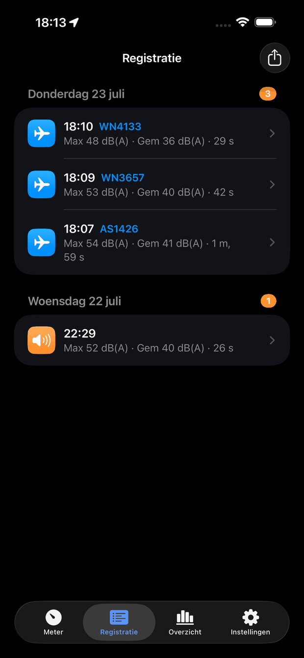 Overzicht van registraties per dag, met per registratie het tijdstip, vluchtnummer, maximaal en gemiddeld niveau in dB(A) en de duur.